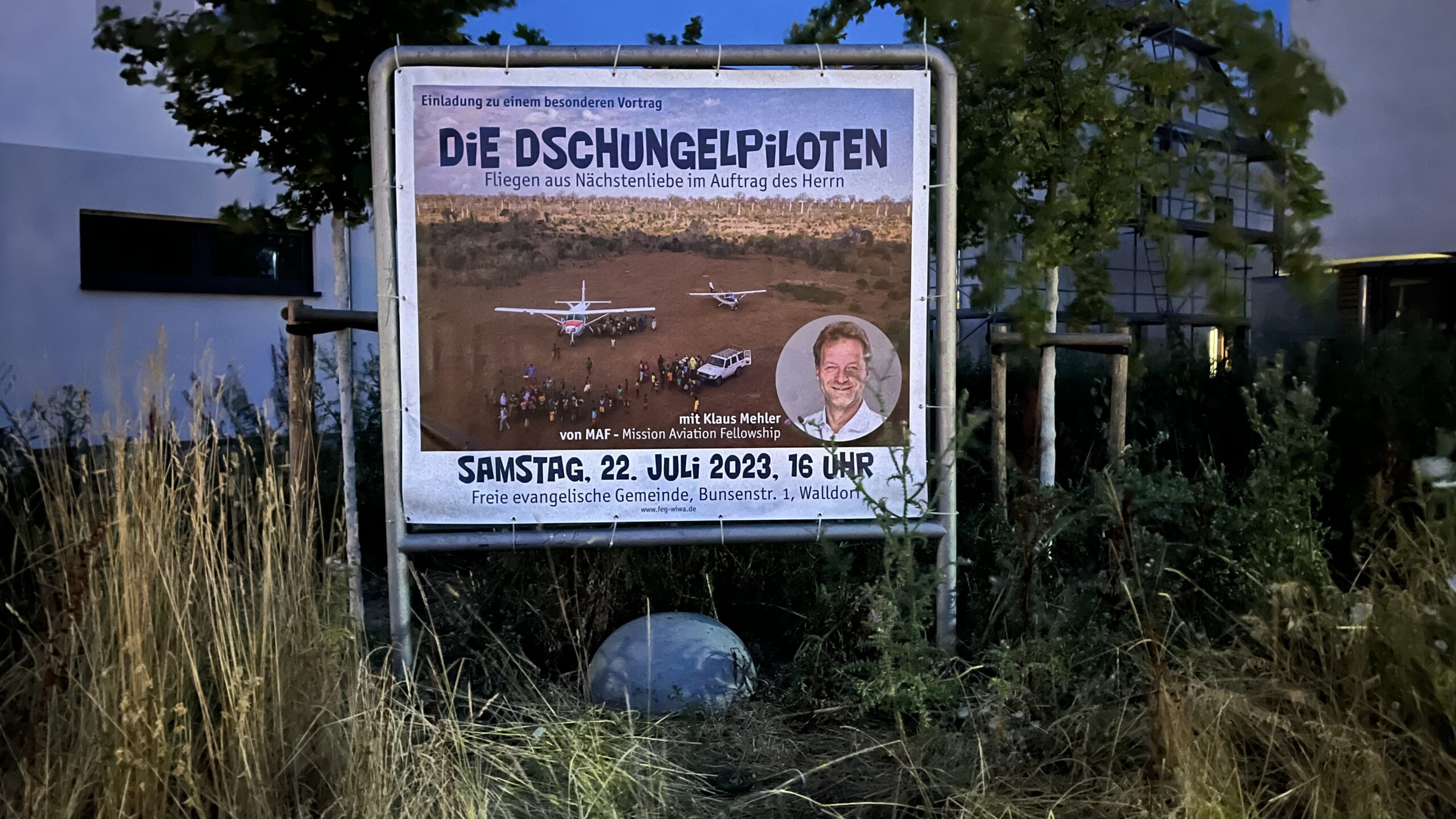 Plakatwand am Edeka-Kreisel in Walldorf
